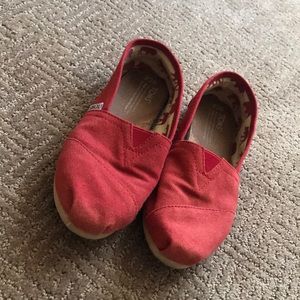 Slightly worn red toms